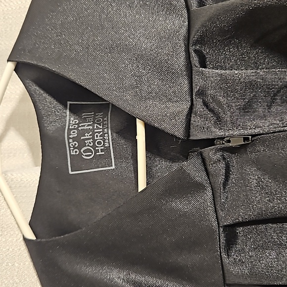 Oak Hall Horizon | 5'3" to 5'5" Black Zip Up Graduation Gown - Picture 3 of 5